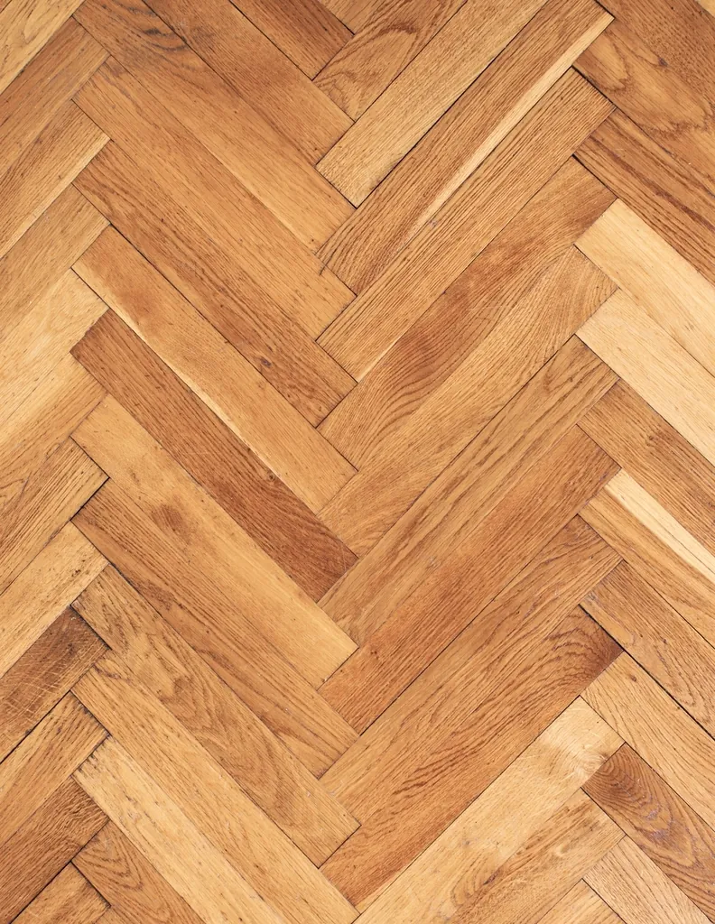 Warm herringbone wood flooring pattern